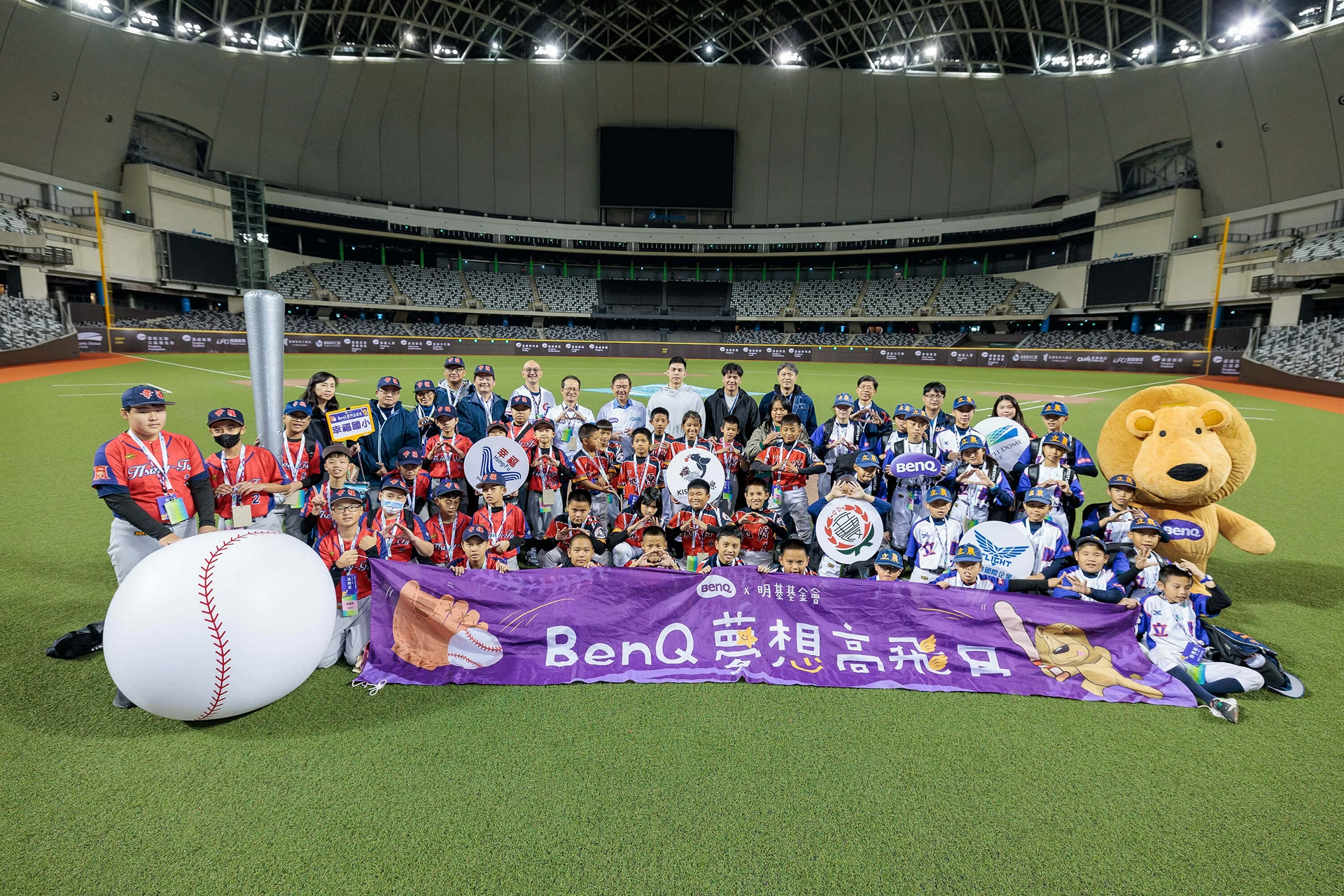 【 BenQ 新聞與活動 】從「50 轟 50 盜」傳奇瞬間到大巨蛋！BenQ 夢想高飛日攜手棒球小將，勇敢追夢永不停歇