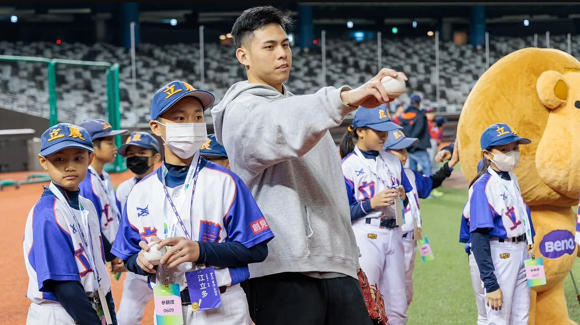 【風傳媒】從「50轟50盜」傳奇瞬間到大巨蛋！BenQ夢想高飛日攜手棒球小將 勇敢追夢
